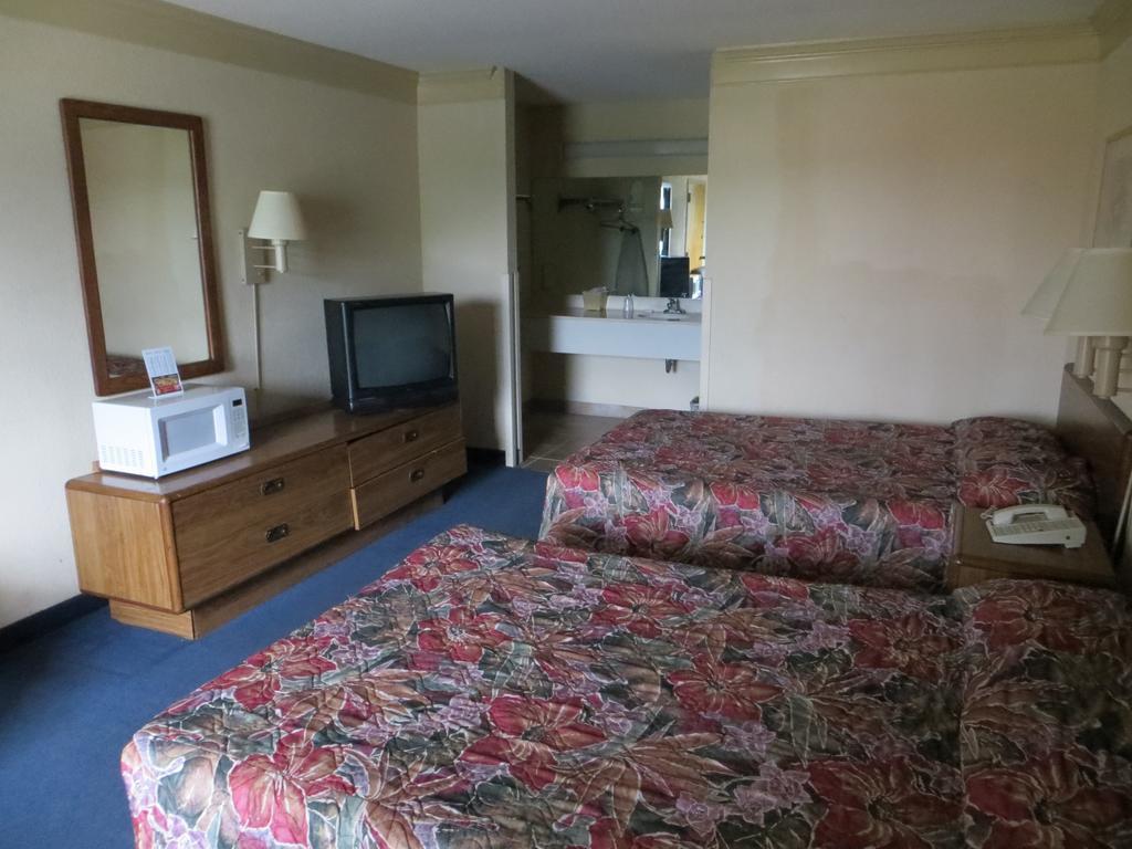 Budgetel Inn & Suites Macon Room photo