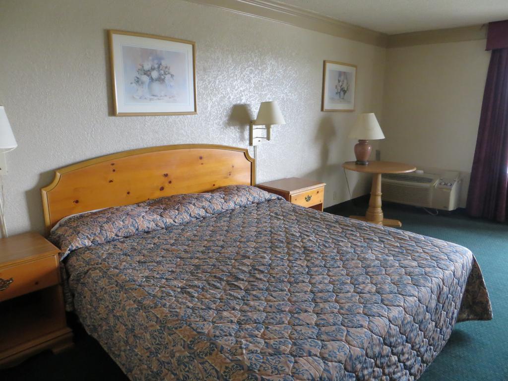 Budgetel Inn & Suites Macon Room photo
